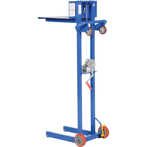 Empileur &agrave; plateforme, M&eacute;canisme Treuil manuel, Capacit&eacute; de 400 lb, Levage max de 58" Absolute Business Supply