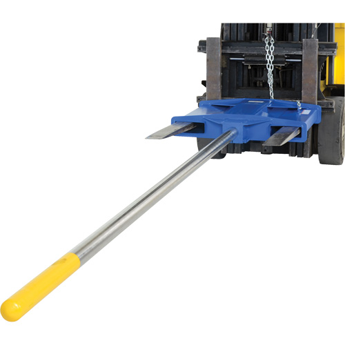 P&ocirc;le de transport de tapis pour chariot &eacute;l&eacute;vateur, 120-1/2" longueur, Install&eacute; sur fourche, Capacit&eacute; de 2200 lb Absolute Business Supply