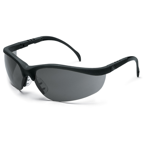 Lunettes de s&eacute;curit&eacute; Klondike, Lentille Grise/fum&eacute;e, Antibu&eacute;e/Anti-&eacute;gratignures, R&eacute;pond ou surpasse la norme CSA Z94.3 Absolute Business Supply