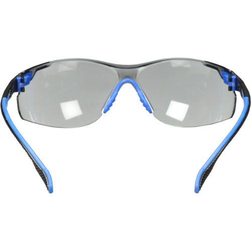 Lunettes de s&eacute;curit&eacute; Solus avec lentilles Scotchgard, Lentille Grise/fum&eacute;e, Antibu&eacute;e, R&eacute;pond ou surpasse la norme CSA Z94.3 Absolute Business Supply