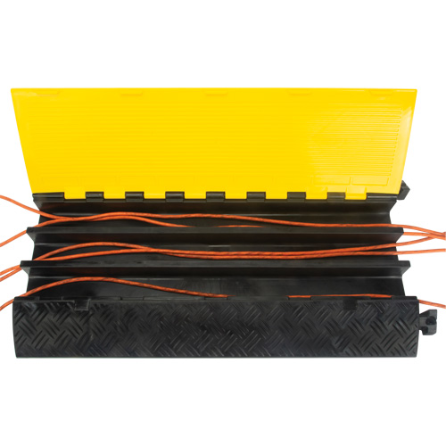 Protecteur de c&acirc;bles en polyur&eacute;thane, 3 canaux, 35,43" lo x 19,69" la x 3" h Absolute Business Supply