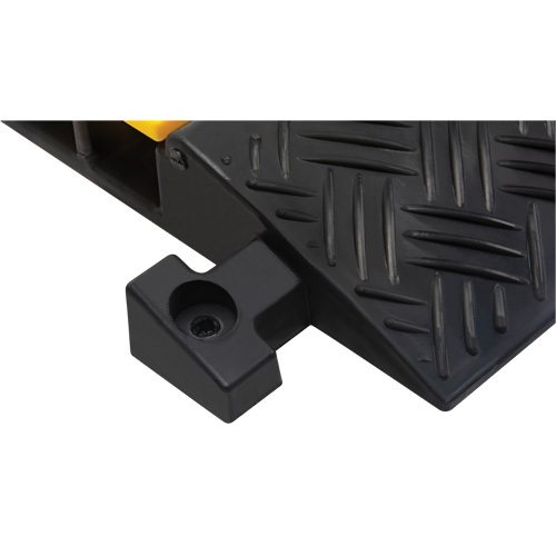 Protecteur de c&acirc;bles en polyur&eacute;thane, 3 canaux, 35,43" lo x 19,69" la x 3" h Absolute Business Supply