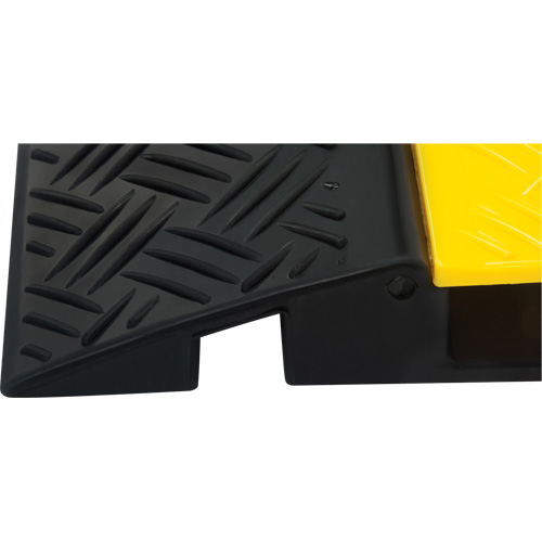 Protecteur de c&acirc;bles en polyur&eacute;thane, 3 canaux, 35,43" lo x 19,69" la x 3" h Absolute Business Supply