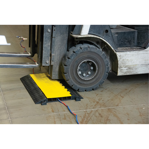 Protecteur de c&acirc;bles en polyur&eacute;thane, 5 canaux, 35,43" lo x 19,69" la x 2" h Absolute Business Supply