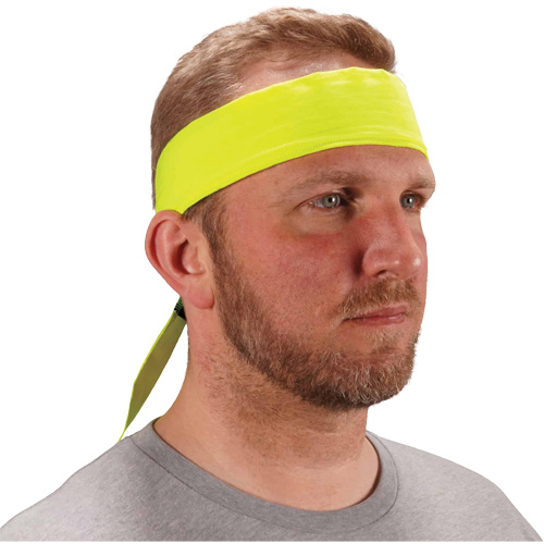 Bandeau de refroidissement Chill-Its 6702 avec polym&egrave;res int&eacute;gr&eacute;s et fermeture &agrave; nouer, Jaune lime haute visibilit&eacute; Absolute Business Supply
