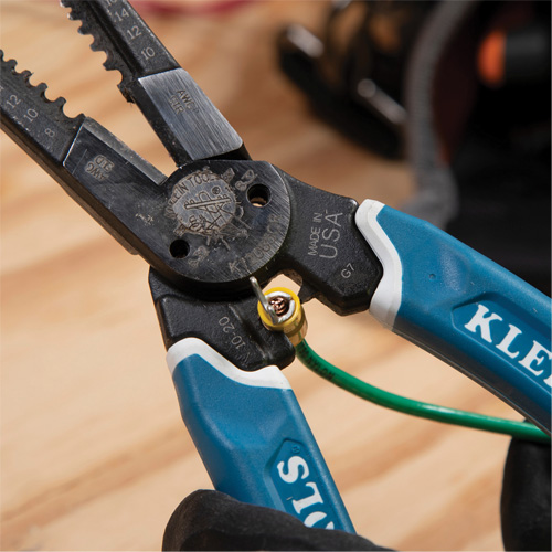Outil polyvalent Klein-Kurve pour d&eacute;nuder, couper et sertir les fils, 8-1/4" lo, 8 - 20 AWG Absolute Business Supply
