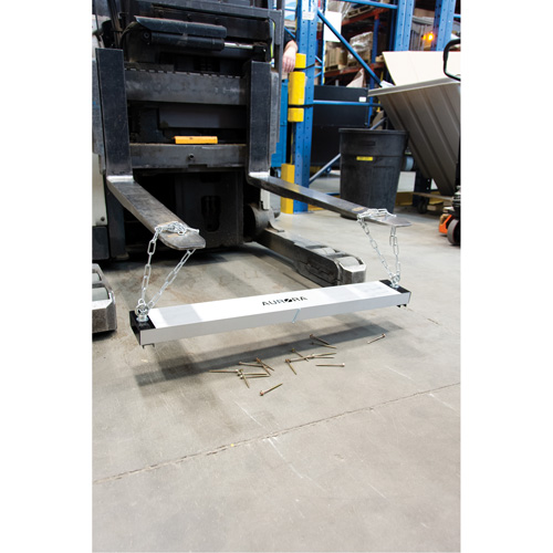 Balais de cour magn&eacute;tique, 36" la Absolute Business Supply