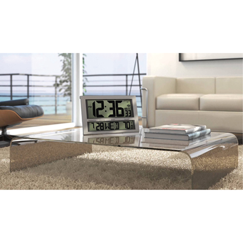 Horloge g&eacute;ante, Num&eacute;rique, &agrave; piles, 16,5" la x 1,7" p x 11" h, Argent Absolute Business Supply