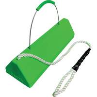 Cale de roue pour avion Checkers Safety SafeRay avec poign&eacute;e &agrave; c&acirc;ble avec cordage en boucle, Ur&eacute;thane, Vert fluorescent, 24" la x 8" p x 6" h Absolute Business Supply