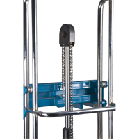 Gerbeur hydraulique &agrave; plateforme, M&eacute;canisme Pompe au pied, Capacit&eacute; de 880 lb, Levage max de 60" Absolute Business Supply
