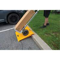 Rampe de trottoir portable en poly pour diable, Capacit&eacute; de 1000 lb, 27" la x 27" lo Absolute Business Supply