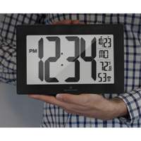 Horloge murale &agrave; r&eacute;glage et ajustement automatiques avec support, Num&eacute;rique, &agrave; piles, Noir Absolute Business Supply