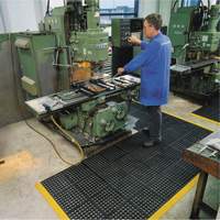 Tapis antifatigue &agrave; imbrication Cushion-Ease 550, &agrave; fentes, 3' x 3' x 3/4", Noir, Caoutchouc Absolute Business Supply