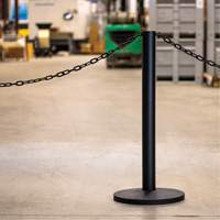 Ensemble de montants industriels avec chaîne en plastique, Hauteur de 37", Rouge Absolute Business Supply